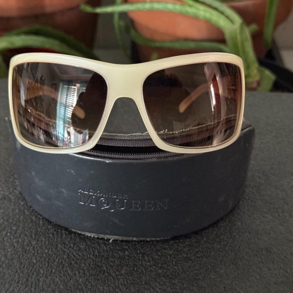 Rare Bold White Durable Alexander McQueen AMQ 4045S Sunglasses